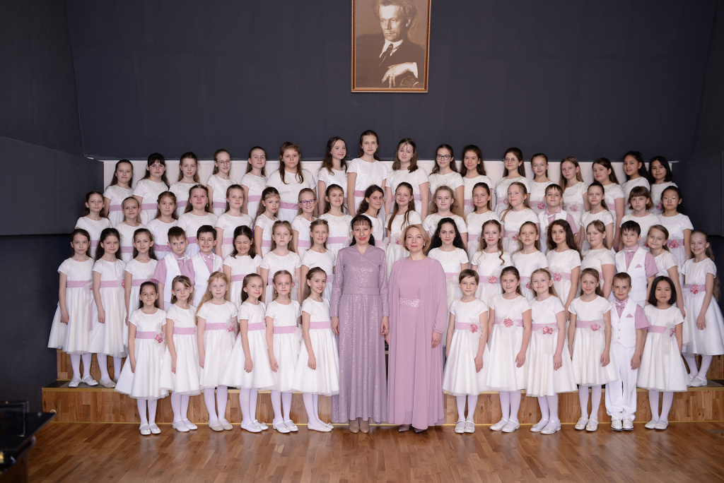 Младший хор Искорки, руководитель Попович Екатерина Александровна, концертмейстер Журавлева Наталия Юрьевна.jpg