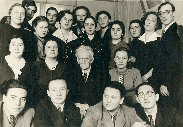 Педагог А.Б.Гольденвейзер с выпускниками класса